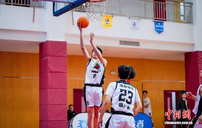 临海回浦实验中学斩获初中男篮锦标赛冠军 两度