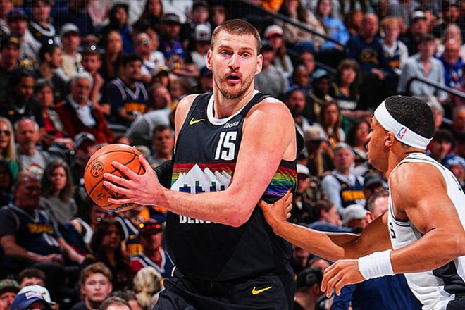 约基奇40分13助创历史中锋单场纪录 掘金终结马刺